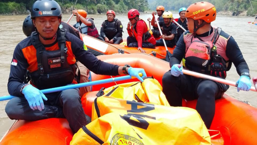 Tim SAR mengevakuasi korban terakhir korban tenggelam di Sungai Cimandiri, Kabupaten Sukabumi, Selasa (7/10/2025). Dok Kantor SAR Jakarta
