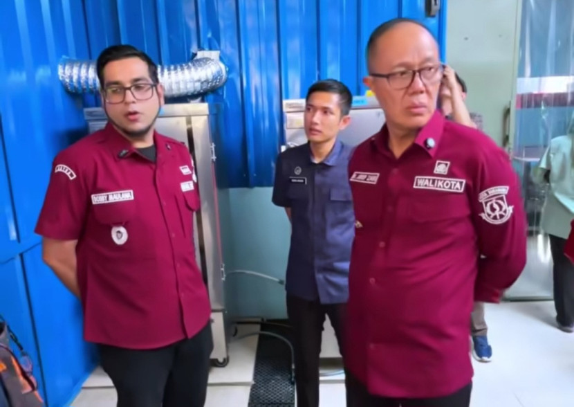 Wali Kota Sukabumi Ayep Zaki dan Wakil Wali Kota Sukabumi Bobby Maulana yang meninjau SPPG di Kelurahan Sukakarya dan Kelurahan Karangtengah, Kota Sukabumi, Selasa (7/10/2025).