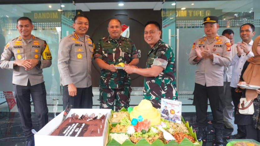 Kapolres Depok, Kombes Abdul Waras mengucapkan selamat HUT TNI ke Dandim Depok, Kolonel Triano Iqbal. (Foto: Dok Humas Polres Depok) 
