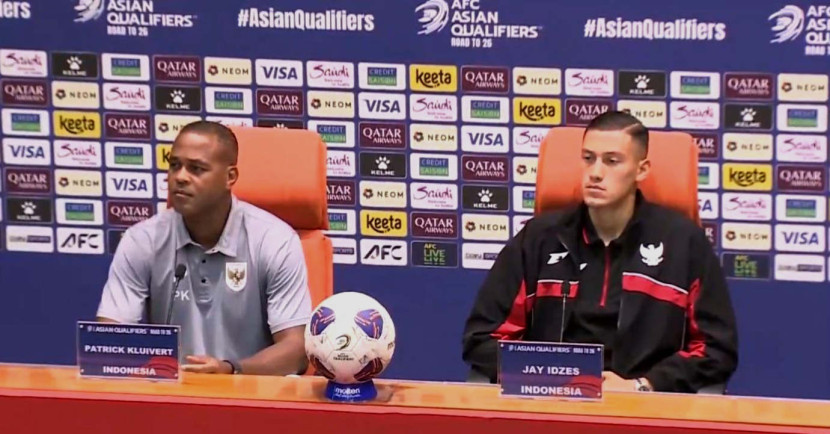 Pelatih Timnas Indonesia Patrick Kluivert didampingi kapten Jay Idzes saat konferensi pers, Selasa (07/10/2025) sore. (Foto: Dok RUZKA INDONESIA)