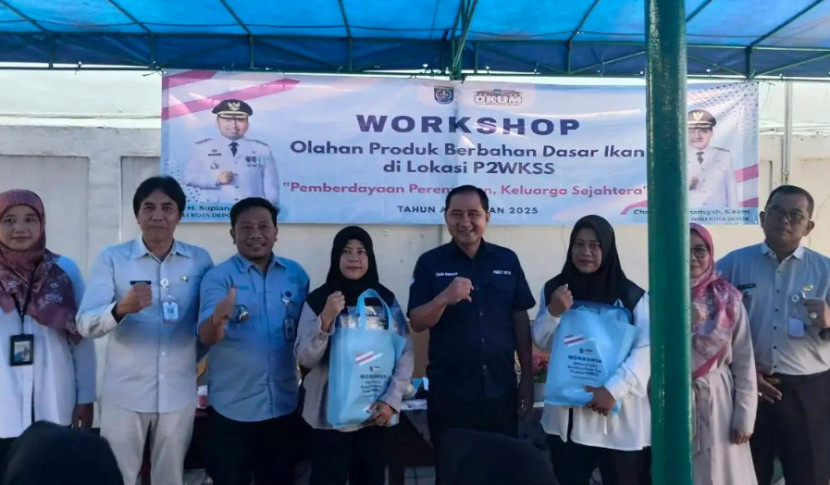 Wakil Wali Kota Depok, Chandra Rahmansyah membuka Pelatihan Olahan Produk Berbahan Dasar Ikan di Lokus P2WKSS RW 10 Kelurahan Sukamaju, Kecamatan Cilodong, Kota Depok, Rabu (07/10/2025). (Foto: Diskominfo Kota Depok)