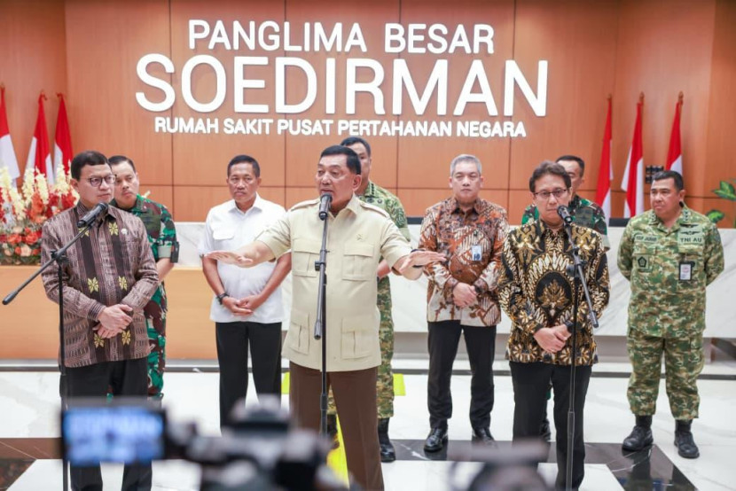 Menteri Pertahanan Sjafrie Sjamsoeddin bersama Menteri Kesehatan Budi Gunadi Sadikin dan Kepala Badan Pengawas Obat dan Makanan (BPOM) Prof. Taruna Ikrar