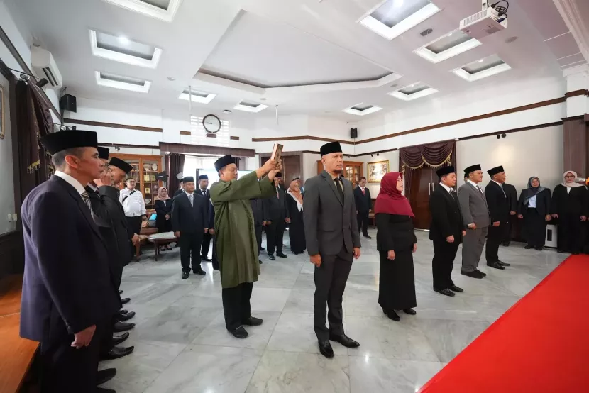 Proses pelantikan  Pimpinan Tinggi Pratama dan Direktur Perumda BPR Pemerintah Kota Sukabumi yang digelar di Ruang Utama Balai Kota Sukabumi, Rabu (8/10/2025). 