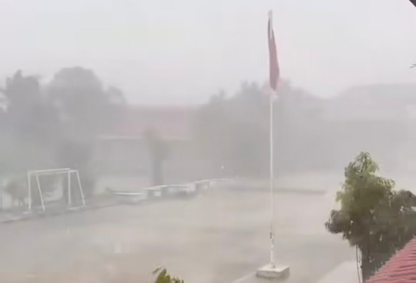 Hujan deras dan angin kencang yang terjadi di Kelurahan Grogol dan Krutkut, Kecamatan Limo, Kota Depok, Selasa (07/10/2025). (Foto: Dok RUZKA INDONESIA) 
