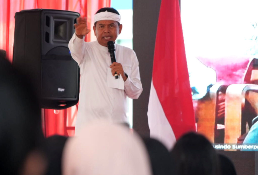 Gubernur Jawa Barat Dedi Mulyadi menghadiri Peluncuran Aplikasi 'Nyari Gawe' di PT Sun Bright Lestari, Cirebon, Selasa (7/10/2025). Foto: Humas Jabar