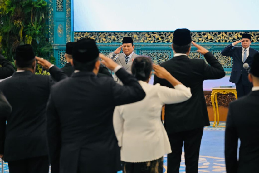 Presiden Prabowo Subianto melantik dubes dan wakil dubes. Sumber: BPMI Setpres