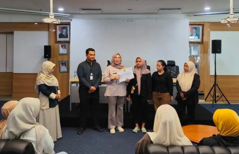 Dinsos Kota Depok salurkan santunan kematian tahap 5 dan 6 kepada KPM di Bank BJB Margonda Depok, Selasa (07/10/2025). (Foto: Dokumentasi Dinsos Depok).