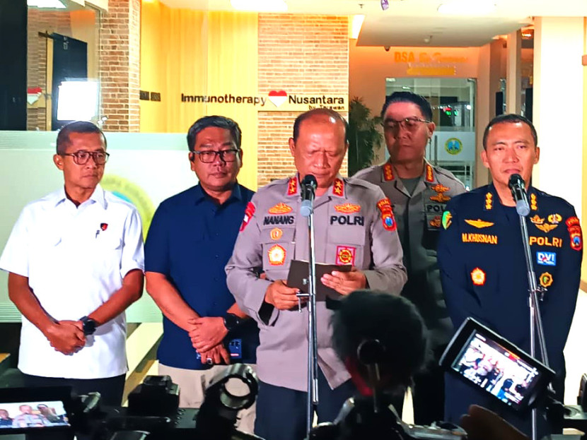 Kapolda Jatim Irjen Pol. Nanang Avianto menggelar konferensi pers terkait perkembangan kasus ambruknya bangunan Ponpes Al-Khozini. FOTO: Dadang Kurnia/ Sekitarsurabaya.com