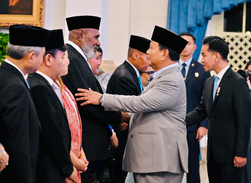 Presiden Prabowo Subianto melantik Komite Eksekutif Percepatan Pembangunan Otonomi Khusus Papua di Istana Negara. Sumber: BPMI Setpres