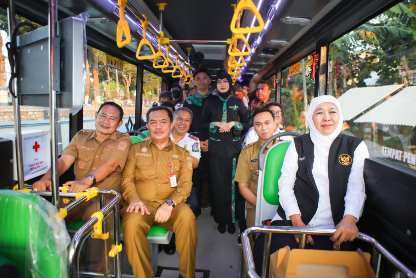 Gubernur Jatim Khofifah Indar Parawansa menjajal kenyamanan Bus Trans Jatim