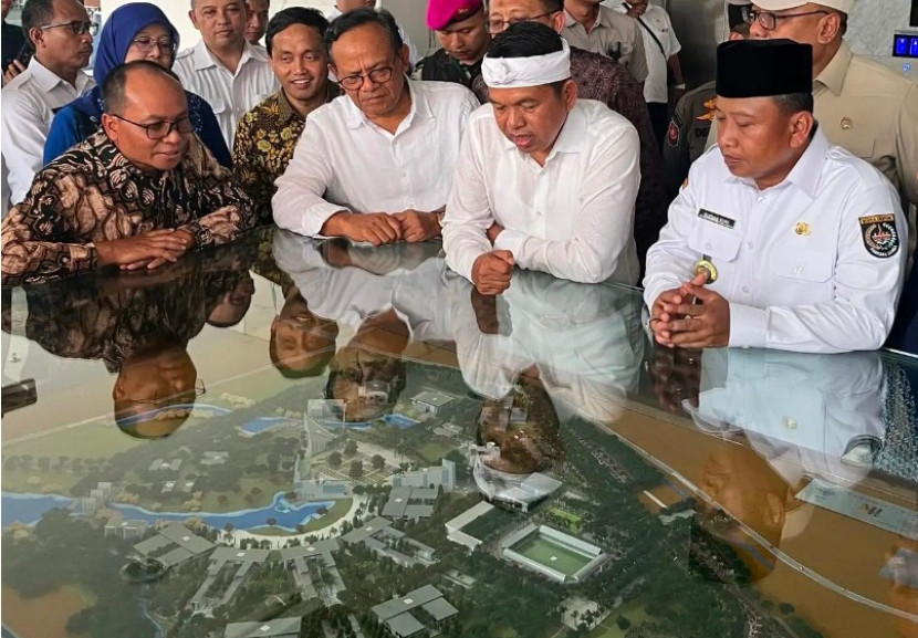Gubernur Jabar, KDM didampingi Wali Kota Depok, Suopian Suri (kiri) sedang melihat maket lahan pembangunan Kapus UIII Kota Depok. (Foto: Dok Diskomimfo Kota Depok) 
