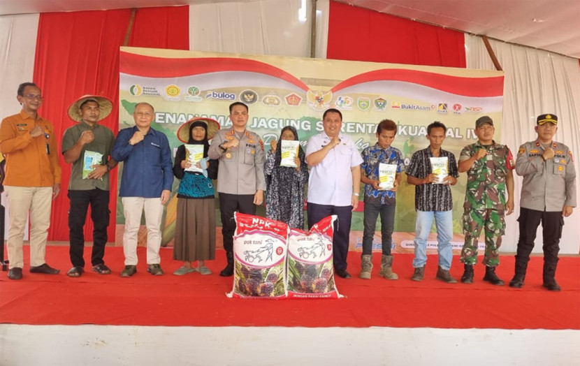 Penyerahan bantuan bibit dan pupuk kepada petani. (FOTO: Humas PTBA)