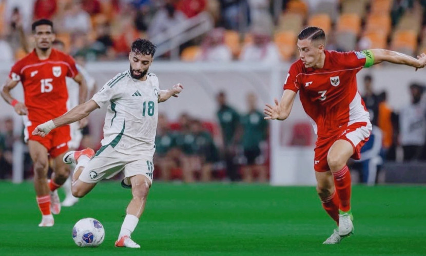 Dua pemain Timnas Indonesia berupaya menghadang pemain Arab Saudi di King Abdullah Sports City, Jeddah, Kamis (09/10) dini hari WIB. (Foto: Saudi NT)
