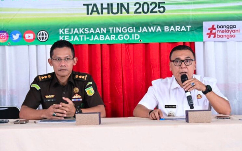 Kepala Seksi Penerangan Hukum Kejati Jabar Nur Sricahyawijaya (kiri) memberikan penyuluhan kepada kepala desa dan perangkat desa dalam kegiatan Penerangan Hukum di Padalarang. (Foto: Dok Kejati Jabar)