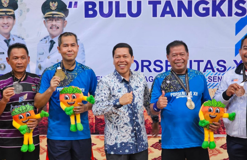 Bupati Eman berpasangan dengan Arif Daryana, yang juga Kepala Dinas DK2UKM. Keduanya tampil gemilang di GOR Bumi Patra Indramayu. (Foto: Dok Eko Widiantoro)