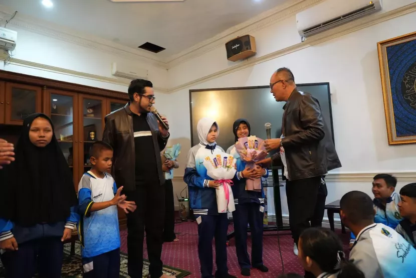 Pemberian apresiasi kepada atlet Popda (Pekan Olahraga Pelajar Daerah) dan Peparpeda (Pekan Paralimpik Pelajar Daerah) Kota Sukabumi.