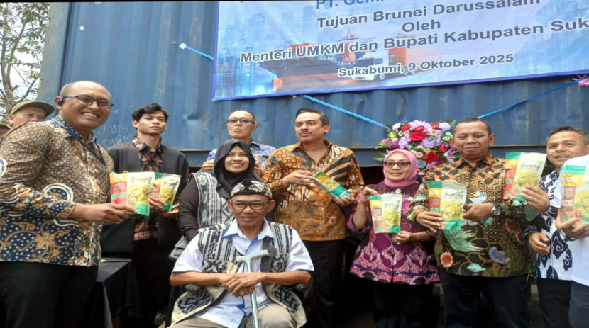 Menteri UMKM RI, Maman Abdurrahman, Menteri Pemberdayaan Perempuan dan Perlindungan Anak, Arifah Fauzi, Bupati Sukabumi, Ayep Zaki dan Vice President CSR & SMEPP Management Pertamina, Rudi Ariffianto, hadir dalam pelepasan ekspor produk Cassava Crackers “Yammy Babeh” dari PT Gemilang Agro Inovasi ke Brunei Darussalam, Kamis (09/10/2025). (Foto: Dok RUZKA INDONESIA)