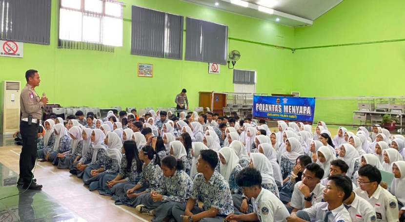 Antusisme siswa SMKN 1 Garut pada kegiatan Polantas Menyapa Anak Sekolah. (Foto Dok. Ridwan)