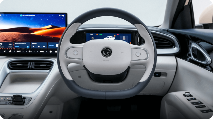 Two-tone leatherette steering wheel. Foto: Proton.