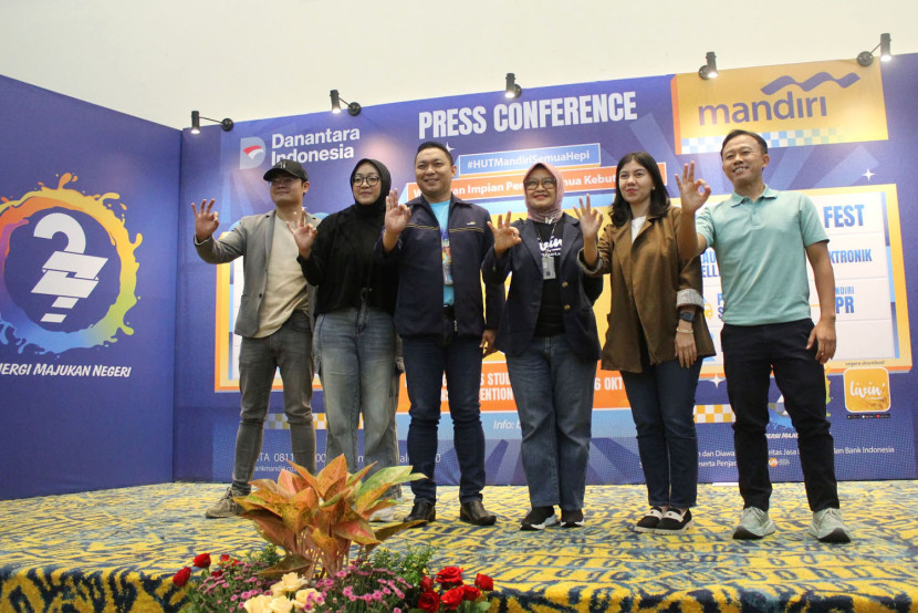 Sejumlah pihak yang akan memeriahkan acara hadir saat Konferensi Pers Livin Fest 2025  di Kota Bandung, Kamis (9/10/2025). Foto: Edi Yusuf