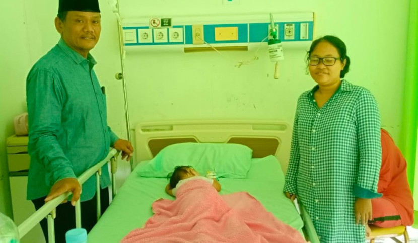 Ketua DKR Kota Depok, Roy Pangharapan bersama keluarga pasien BPJS UHC Kota Depok. (Foto: Dok DKR Kota Depok)