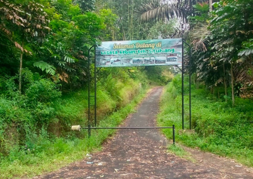 Gerbang masuk objek wisata Situ Hiang Desa Cimuncang dalam kondisi tertutup. (Foto : Dok AA)