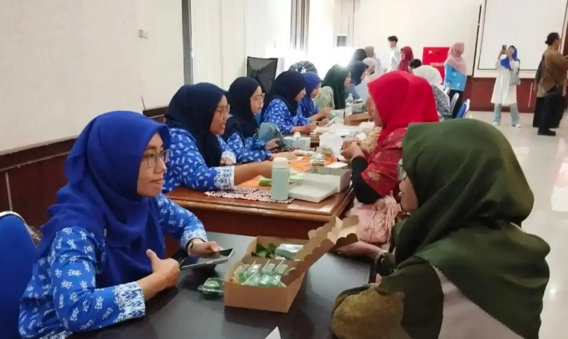 DKUM Kota Depok melakukan kurasi terhadap puluhan produk kue basah dari pelaku UMKM di Balai Kota pada Jumat (10/10/2025). (Foto: Dok Diskomimfo Kota Depok)