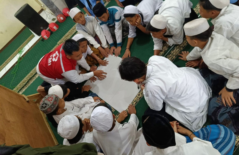 PMI Kota Sukabumi tengah menanamkan budaya siaga bencana di pesantren.