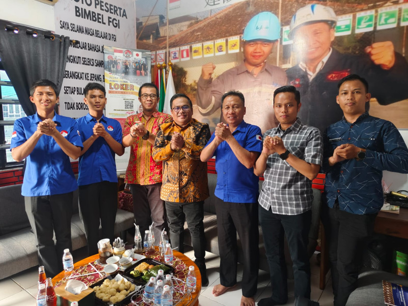 Kepala Disnakertrans Muba Herryandi Sinulingga (keempat dari kiri) saat berkunjung Fenkai Global Indonesia. (FOTO: Dinkominfo Muba) 