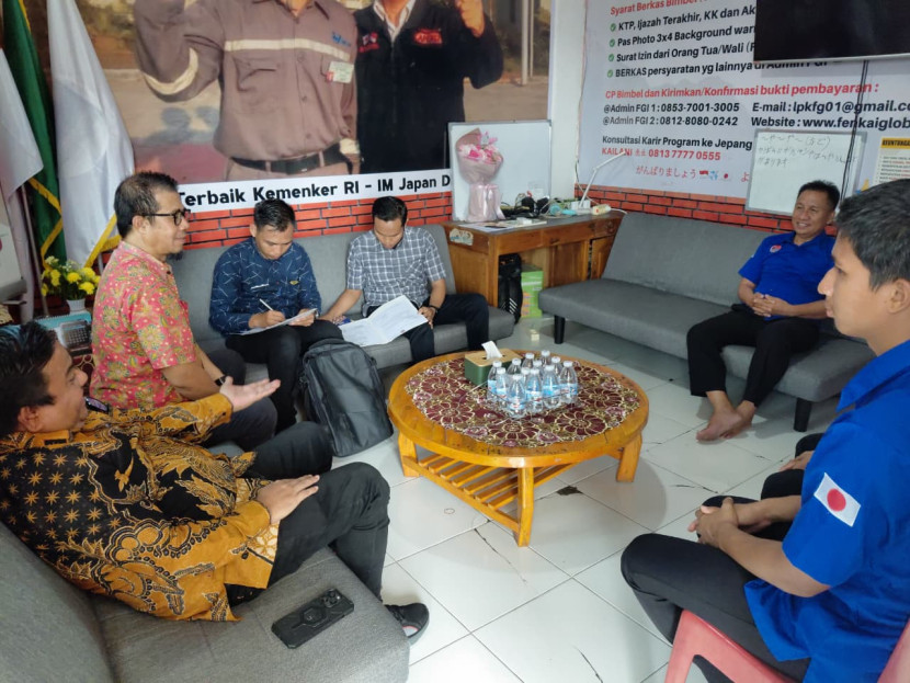 Tim Disnakertrans Muba saat berdiskusi dengan tim Fenkai Global Indonesia. (FOTO: Dinkominfo Muba) 