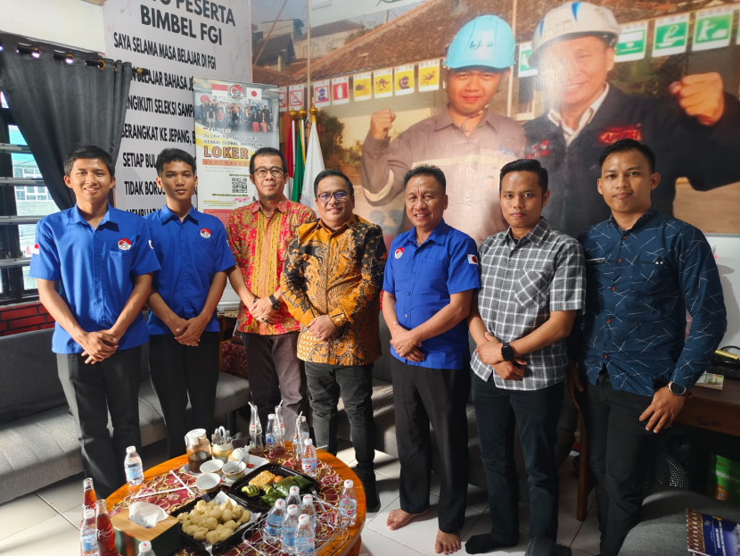 Kepala Disnakertrans Muba Herryandi Sinulingga (keempat dari kiri) saat berkunjung Fenkai Global Indonesia. (FOTO: Dinkominfo Muba) 