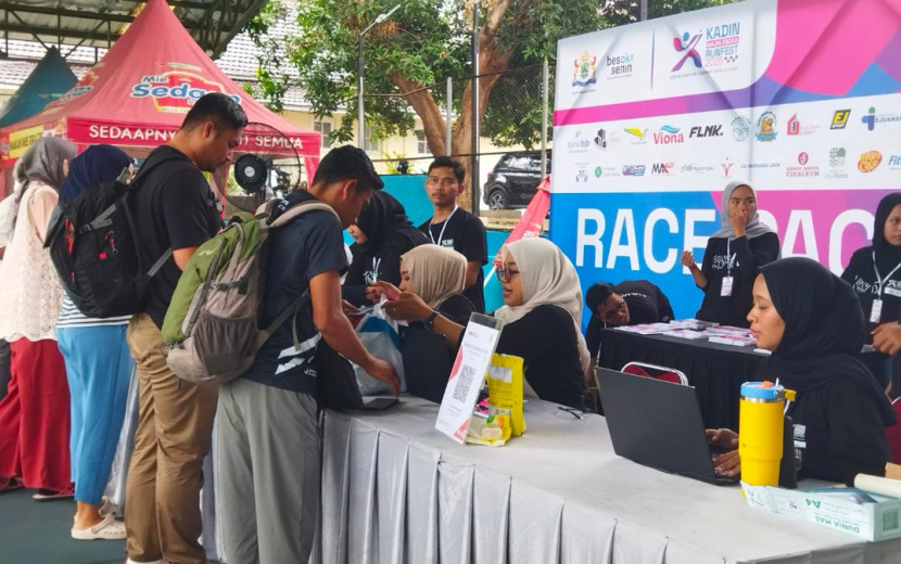 Antrian peserta Kadin Run Fest untuk pengambilan Race Pack terlihat tertib. (Foto: Dok Eko Widiantoro)