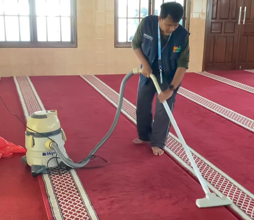 Giat bersih-bersih maajid. (Foto: Dok RUZKA INDONESIA) 