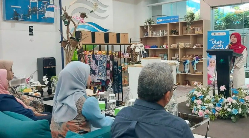 Ketua Dekranasda Kota Depok, Siti Barkah Hasanah meresmikan Toko Oleh-oleh DDM di Kantor PT Tirta Asasta Depok di Jalan Legong Raya, Kecamatan Sukmajaya, Jumat (10/10/2025). (Foto : Dok Diskominfo Kota Depok).