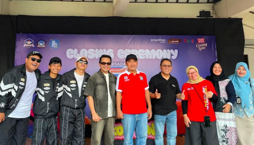 Wakil Wali Kota Depok, Chandra Rahmansyah (tengah/baju merah) saat menghadiri Persada Festival di SMPN 2 Depok, Sabtu (11/10/2025). (Foto: Dok Diskominfo Kota Depok).