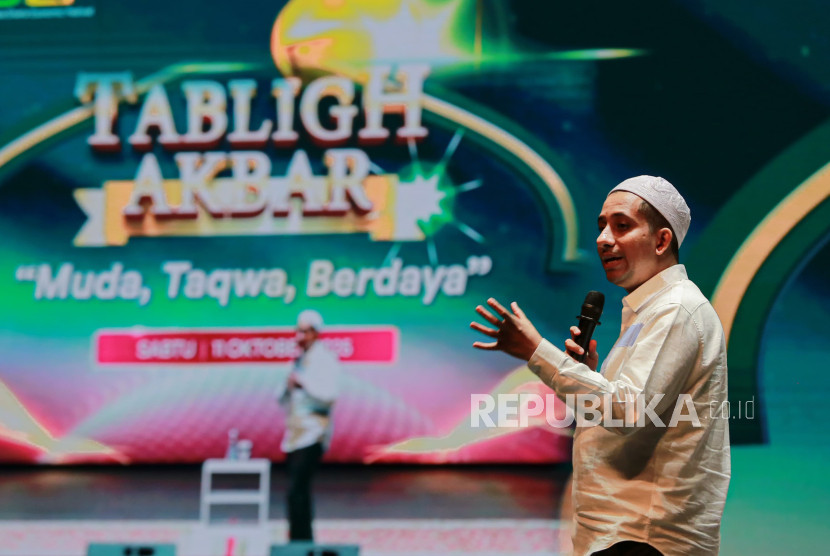Habib Husein Jafar memberikan tausiyah saat Tabligh Akbar Republika di ISEF 2025.