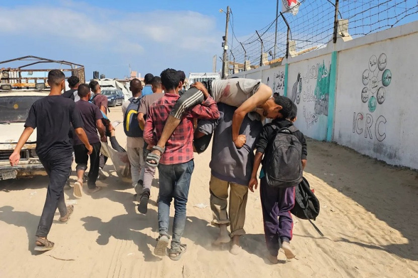 Warga Gaza membawa korban akibat pembantaian penjajah zionis. (Days of Palestine)