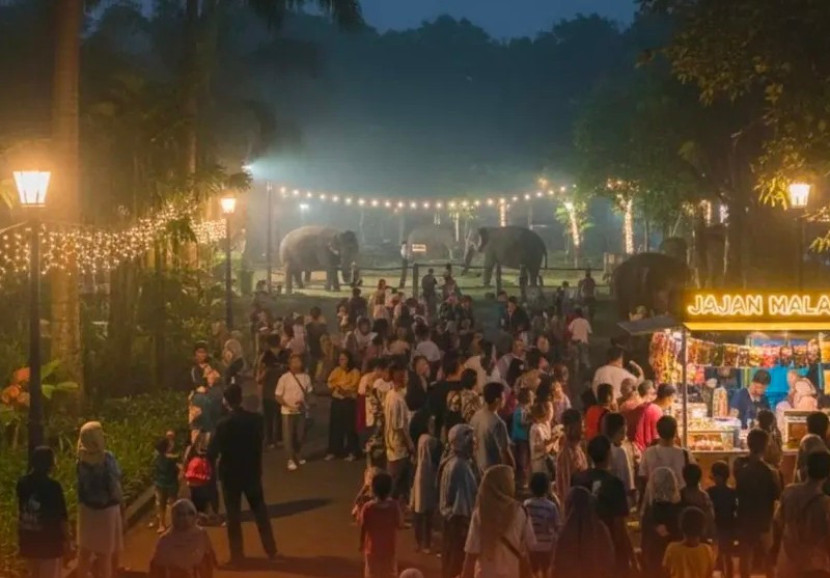 Pengunjung Ragunan Night Zoo atau wisata malam Taman Margasatwa Ragunan Jakarta, Sabtu (11/10/2025). (Foto: Dok RUZKA INDONESIA) 