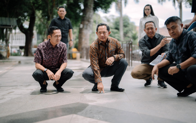 Menteri Dalam Negeri Tito Karnavian bersama Wali Kota Palembang Ratu Dewa (jongkok kiri) meninjau Kambang Iwak. (FOTO: Dinas Kominfo Palembang)