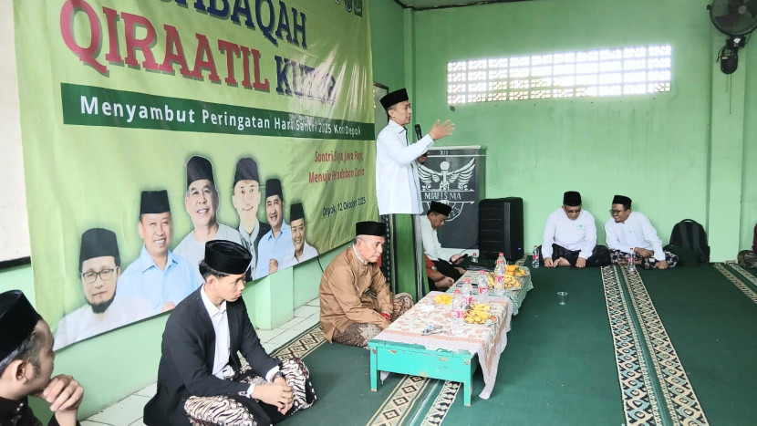 Ketua PCNU Kota Depok, KH. Achmad Solechan memberi sambutan dan pengarahan pada pembukaan acara Musabaqah Qiro’atul Kutub (MQK) yang digelar LBM NU Depok di Ponpes Al Karimiyah, Sawangan, Ahad (12/10/2025)
