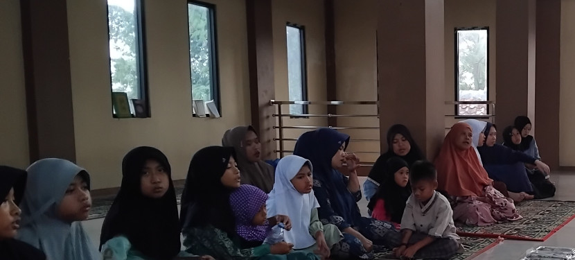 Suasana pengajian anak yatim di Kampung Cidadap RT 07 RW 01, Desa Muara Dua, Kecamatan Kadudampit, Kabupaten Sukabumi, Sabtu (11/10/2025). 