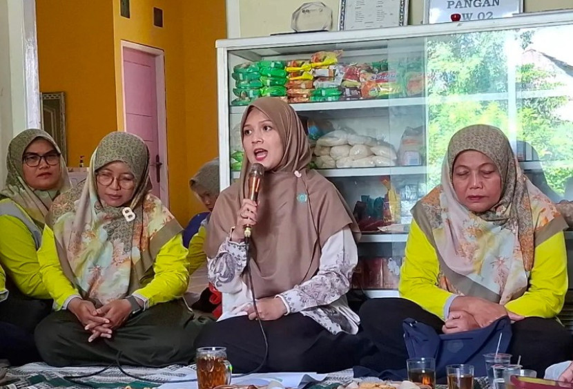 Ketua TP PKK Tanah Baru, Hilma Dewi Helmy (tengah). (Foto: Dok Diskominfo Kota Depok) 