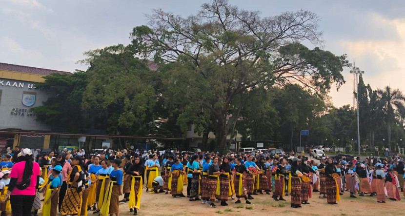 Gladi bersih penampilan ribuan penari sanggar Ayodya Pala, jelang pemecahan rekor MURI di Lapangan Depok Open Space, Ahad (12/10/2025). (Foto: Dok RUZKA INDONESIA) 