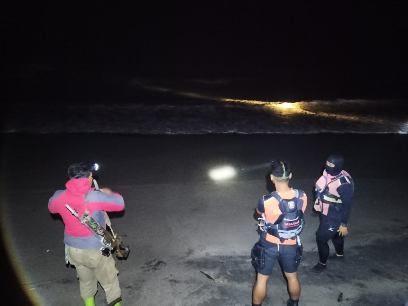 Pencarian nelayan hilang di Pantai Tegalbuleud Kabupaten Sukabumi, Ahad (12/10/2025). Dok Kantor SAR Jakarta