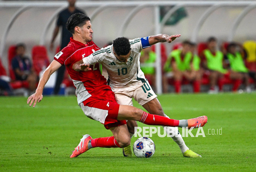 Pemain timnas Indonesia Kevin Diks berebut bola dengan pemain Arab Saudi pada Kualifikasi Piala Dunia 2026. (Foto: IMAGO/Ali Issa)