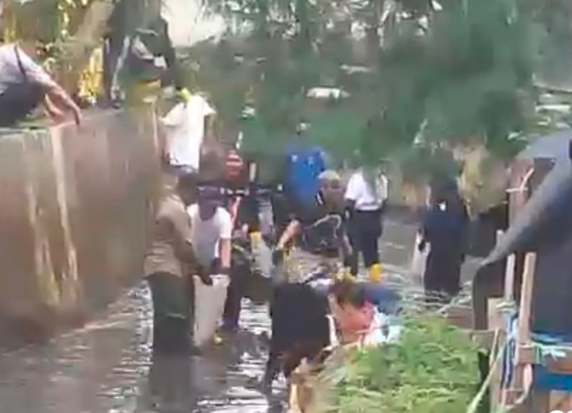 Kementerian LH dan Pemkot Depok bersihkan sampah dari Kali Cipinang, Kecamatan Cimanggis, Kota Depok, Ahad (12/10/2025). (Foto: Dok RUZKA INDONESIA) 
