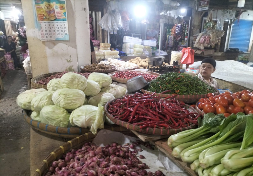 Lapak sayuran di Pasar Tipar Gede Kota Sukabumi, Senin (13/10/2025).
