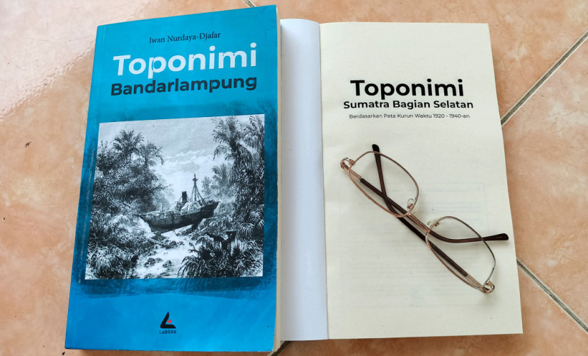 Dua buku toponimi yang terbit di Bandarlampung. (FOTO: Maspril Aries)