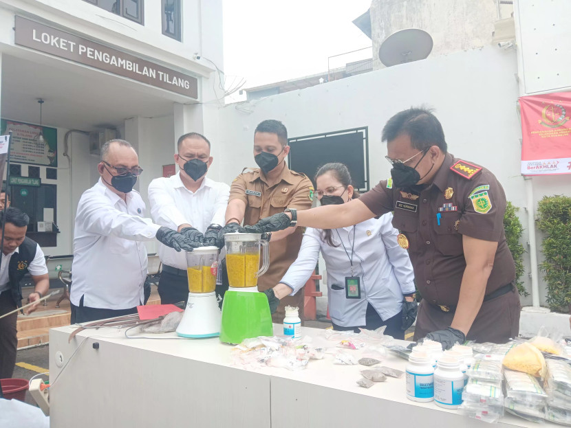 Pemusnahan barang bukti yang status kasus hukumnya sudah inkrah di Kejari Sukabumi, Senin (13/10/2025).