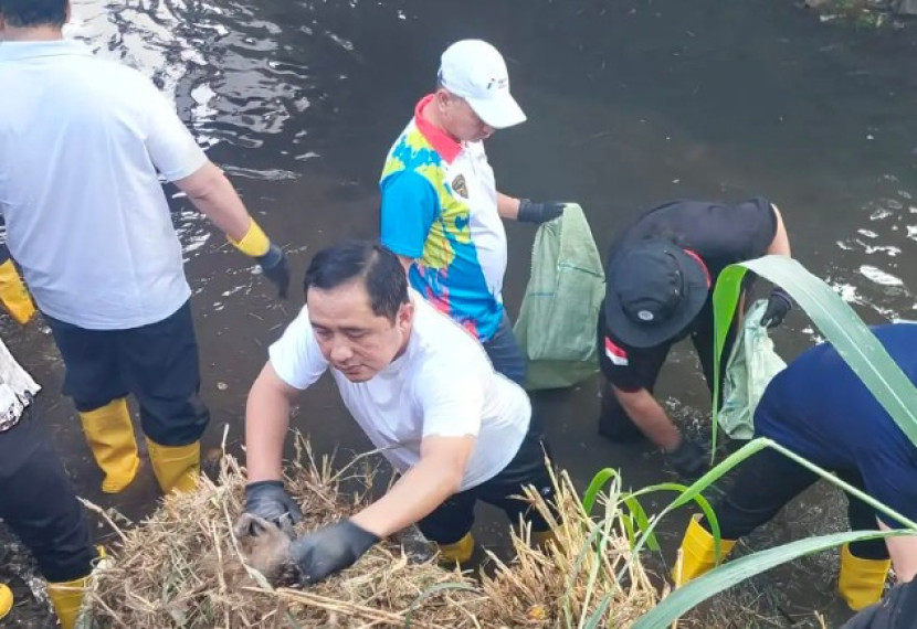 Wakil Wali Kota Depok, Chandra Rahmansyah turun langusung membersihkan sampah di Kali Cipinang. (Foto: Dok Diskominfo Kota Depok) 